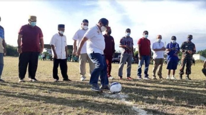 Keterangan fhoto: Mantan Ketua KONI NTT, Esthon Foenay, membuka secar resmi Turnamen Sepak Bola Mini Garuda Cup III (dok.istimewa)