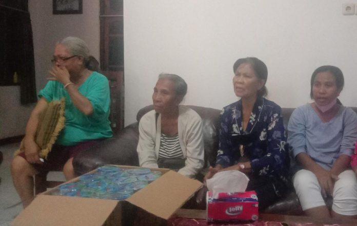 Keterangan Foto: Para orang tua tersangka pengeroyokan Wartawan, yang meminta maaf di depan Media (dok/Arifin)