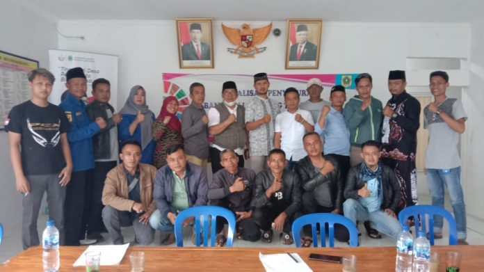 Foto: Kades Gunung Bunder 1 kecamatan Pamijahan Kab Bogor (Alamsyah S.IP) beserta Perangkat Desa, Karang Taruna dan Tokoh Masyarakat (dok.istimewa)