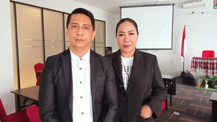 Keterangan Foto: Yoseph P. Marang, Area Supervisor Promosi PT. Rembaka NTT bersama, Dewi Lamabelawa, Ketua Biro MUA DPD PAPPRI NTT (pikiranrakyat.org/Arifin)