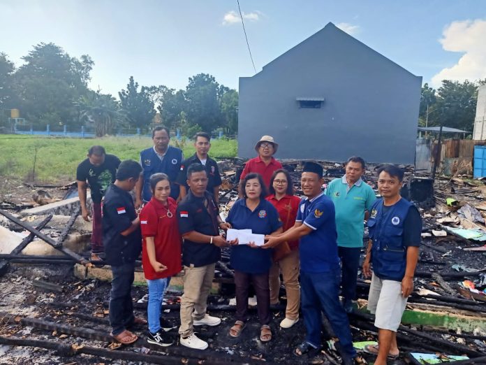 Keterangan Foto: Ketua II K2S dan Perwakilan Paguyuban Gondang Menyerahkan Bantuan Kepada Ibu Tatik Korban Musibah Kebakaran (pikiranrakyat.org/Arifin)