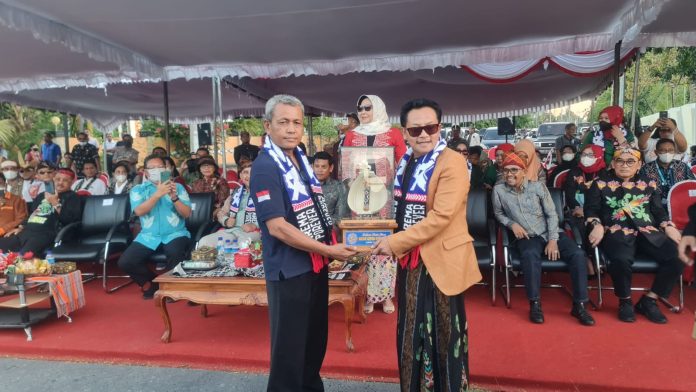 Sam Haris Serahkan Cinderamata kepada Wali Kota Malang, Drs. H. Sutiaji, foto : (Arifin / pikiranrakyat.org)