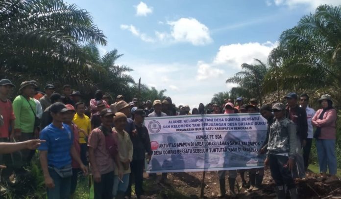 Kelompok Tani Lakukan Pemblokiran , foto: (Anang/pikiranrakyat.org)