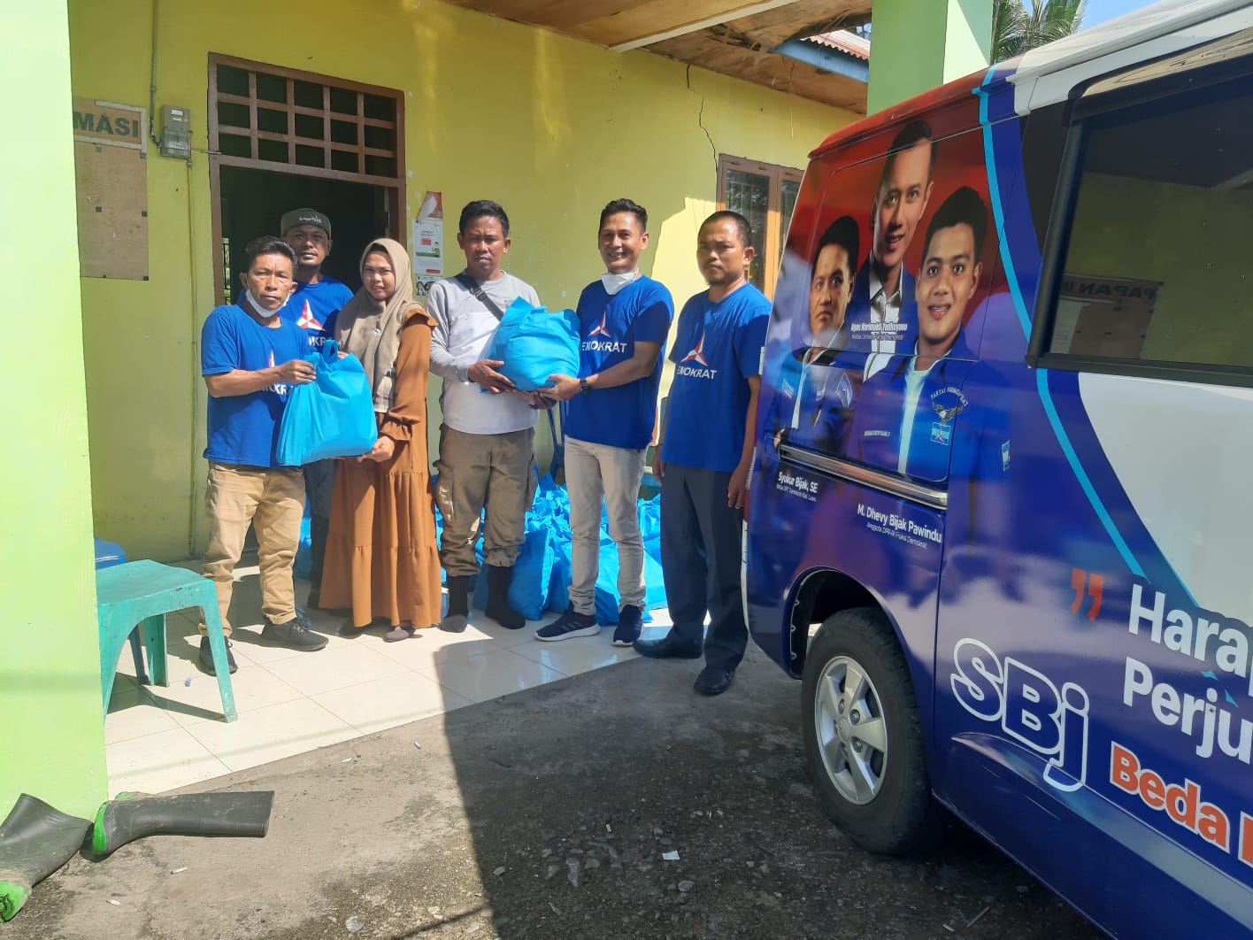 Anggota DPR RI dari fraksi Demokrat, Dapil III Sulsel.,Muhammad Dhevy Bijak Pawindu, menyalurkan bantuan sembako, foto: (dok.istimewa)