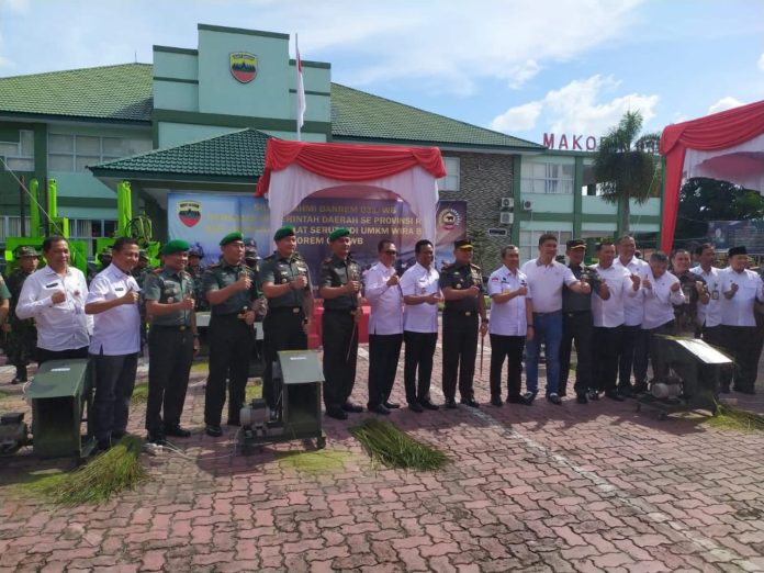 Keterangan Foto: Sesi foto bersama peluncuran mesin Penyarut Lidi sawit (pikiranrakyat.org/Anang )