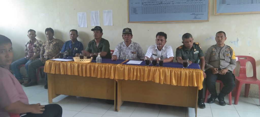 Keterangan foto : Camat Meranti Sugeng Surya Saragih saat memberikan kata sambutan dan arahan Pilkades Suka Jadi