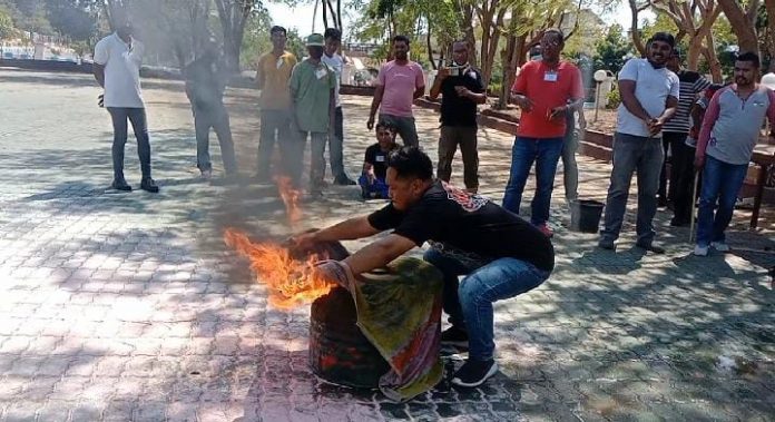 Para Anggota Linmas saat Praktek Memadamkan Api (pikiranrakyat.org/Arifin)