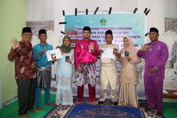Keterangan foto: Camat Bantan dalam penyerahan Buku nikah dan Kartu Keluarga (pikiranrakyat.org/Anang)