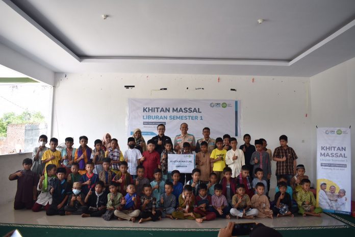 Keterangan foto: Peserta kitanan massal (pikiranrakyat.org/Anang)