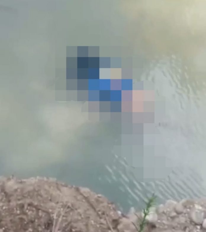 Foto: Sesosok Jenazah Mengapung di Bawah Jembatan (Arifin/pikiranrakyat.org)