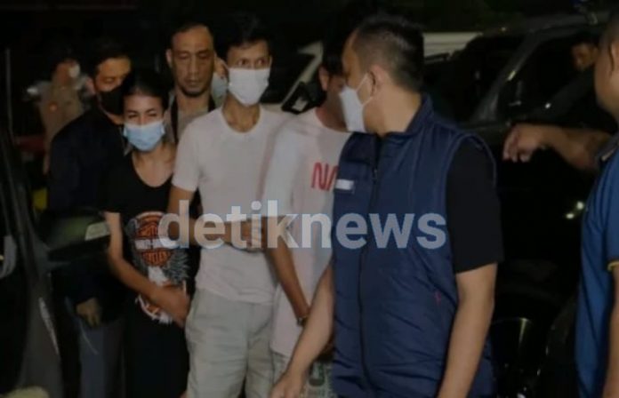 Keterangan foto: Jajaran kepolisian Polsek Cengkareng membekuk dua pelaku pembobol rumah kosong (dok.istimewa)