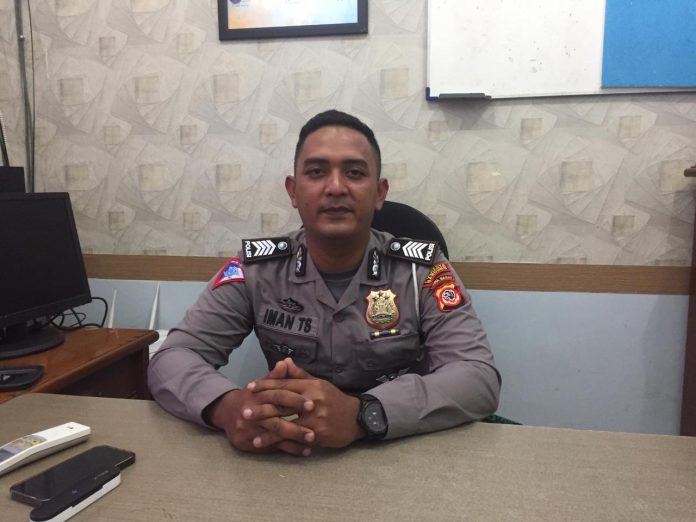 Foto: Kapokja STNK Samsat Rancaekek, Bripka Iman Tarsiman (Rudi/pikiranrakyat.org)