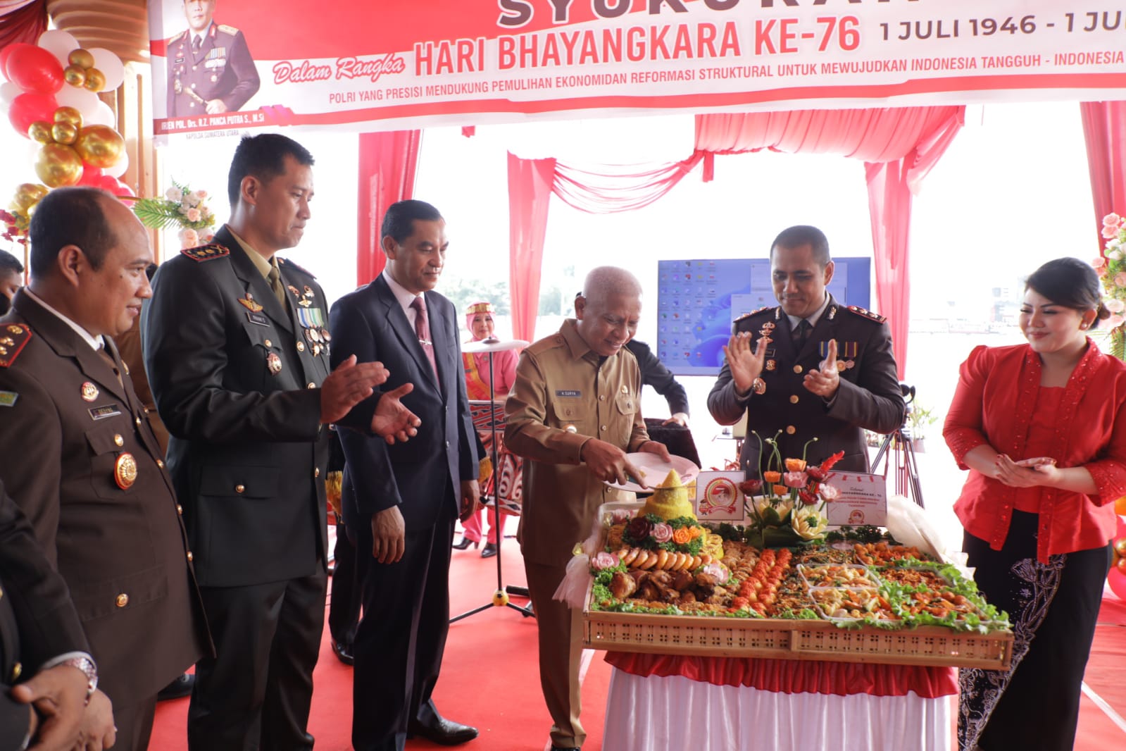 Kapolres Asahan AKBP Putu Yudha Prawira SIK, MH melakukan pemotongan nasi tumpeng