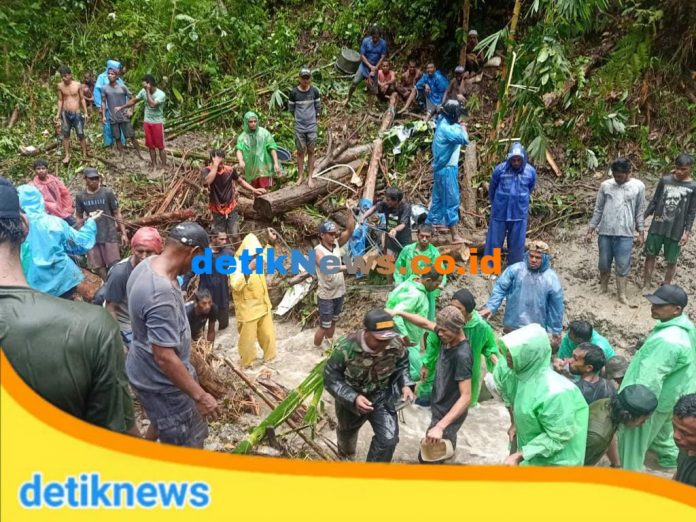 Keterangn foto: Kejadian Longsor evakuasi di Gunung Tembaga Dusun Uhe Desa Iha Kabupaten SBB, Provinsi Maluku (Ekdar/pikiranrakyat.org)