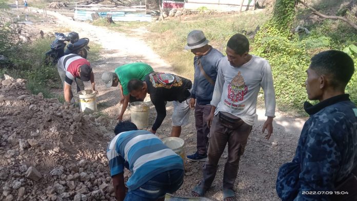 Keterangan foto: Kerjabakti membersihkan area lokasi tempat akan dilaksanakannya proses penyembelihan (dok.istimewa)