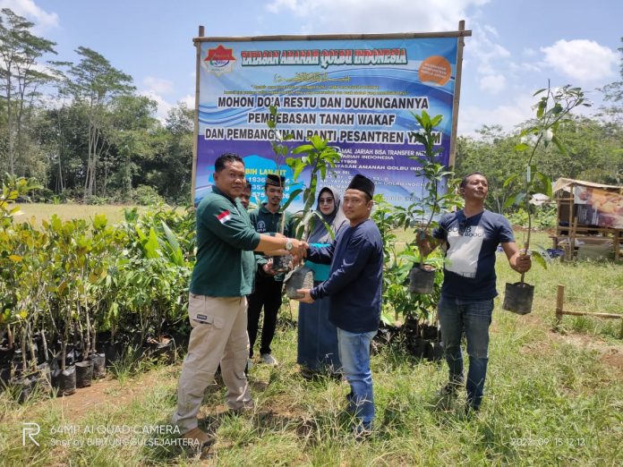 Penyerahan Bibit tanaman buah oleh Ketua RPLH kepada Ketua Yayasan Amanah Qolbu Indonesia (pikiranrakyat.org/Suhirman)