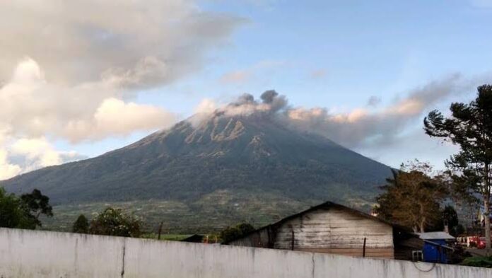 Wisatawan Malaysia Berani Mendaki Secara Ilegal