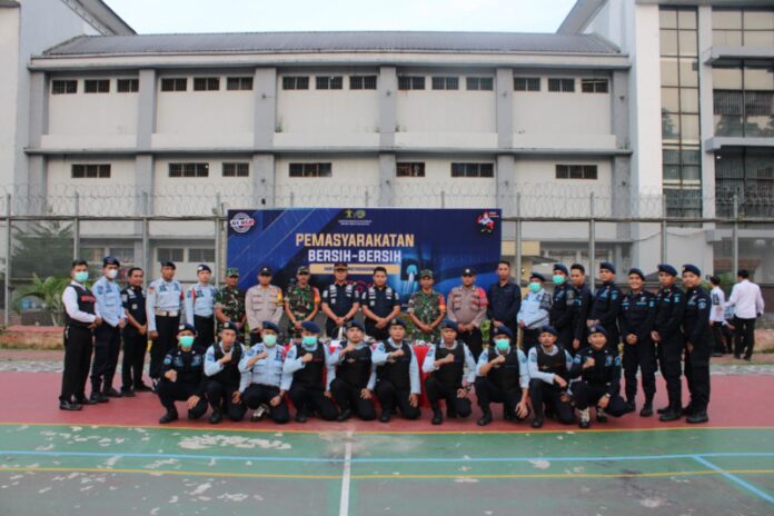 Karutan Memimpin Razia Blok Hunian Bersama APH demi Menjaga Situasi Aman dan Kondusif
