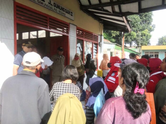 Masyarakat Surabaya Terima Program Bantuan Beras dari Bulog