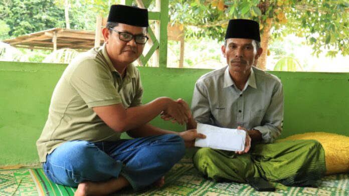 Haji Uma Berikan Bantuan Kepada Orang Tua Mahasiswi Asal Subulussalam yang Wafat di Mesir