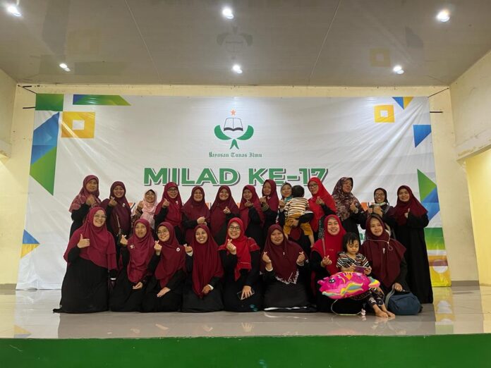 Foto bersama jajaran pengurus Yayasan Tunas Ilmu beserta para Dewan Guru, dalam acara Milad ke-17, di Balai Rakyat Beji, Sabtu 20/5/2023.(Dok. pikiranrakyat.org)
