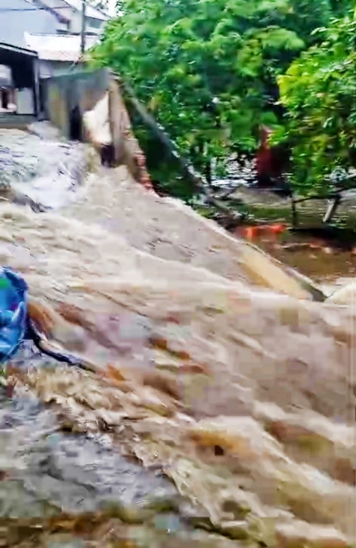 Banjir Bandang saat foto amatir warga mengambil dokumen, tepat nya di lokasi RT 4 / RW 15 Kelurahan Pancoran Mas Kecamatan Pancoran Mas kota Depok. (dok. Pikiranrakyat.org/Roni)