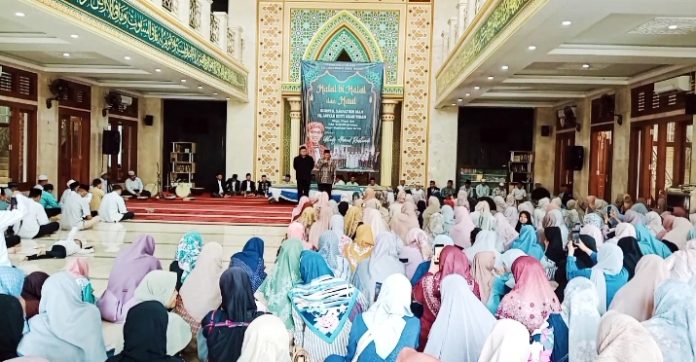 H. Hamzah berduet dengan Haji Supriatna, saat sambutan di acara Halbil dan Haul, H. Djapat Bin Sian - Hj. Aisyah Binti Mbah Tiran, di Masjid Nurul Mu'min, Kelurahan Abadijaya, Minggu, (13/4/2025). (dok. Pikiranrakyat.org/Roni)