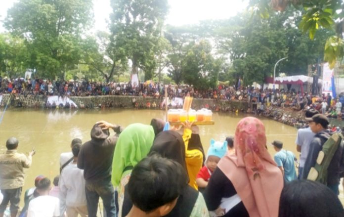 Ribuan warga padati empang bendungan situ persis dekat gedung kesenian Bogor, ikut meramaikan acara Mancing massal yang digelar oleh Pemuda Karang Taruna dan KNPI Bogor.