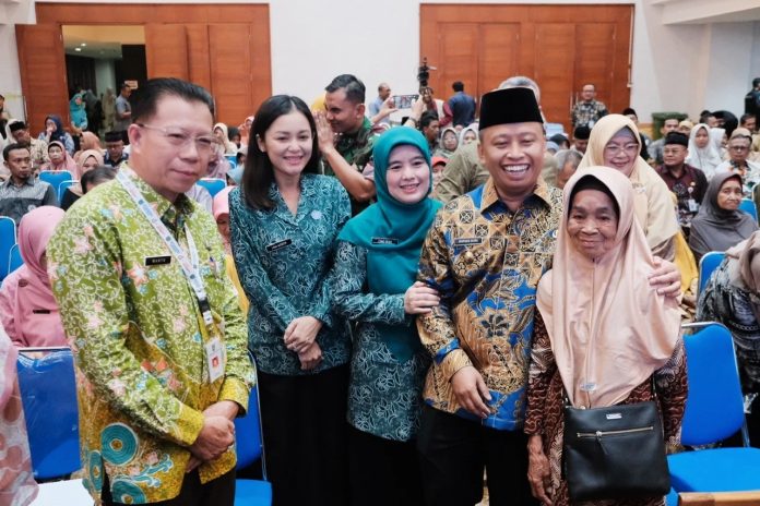Wali kota Depok, Supian Suri beserta isteri, saat foto bersama Emak - Emak salahsatu orang tua atau ibu yang menerima Program. (ist)