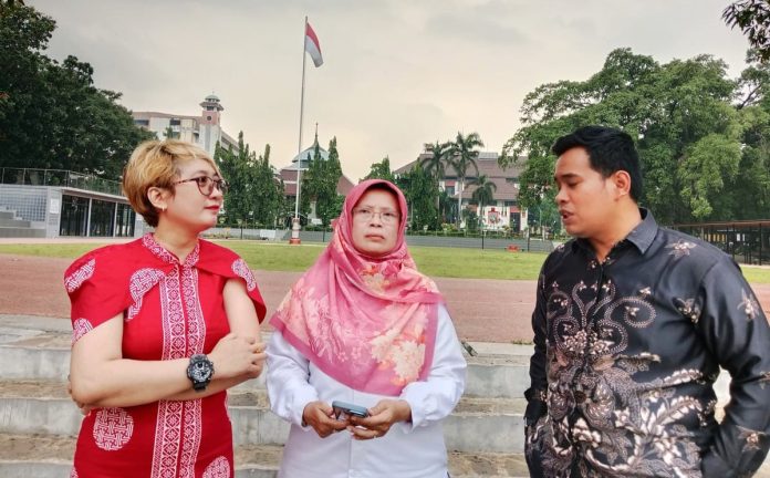 Kak Sisi (kiri), Kepala Dinas (tengah), kuasa hukum (kanan).
