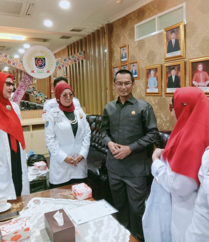 Sesi foto bersama, serta ramah tamah di dalam kunjungan DPD IKM kota Depok dengan Ketua DPRD kota Depok, Ade Supriatna. (ist)