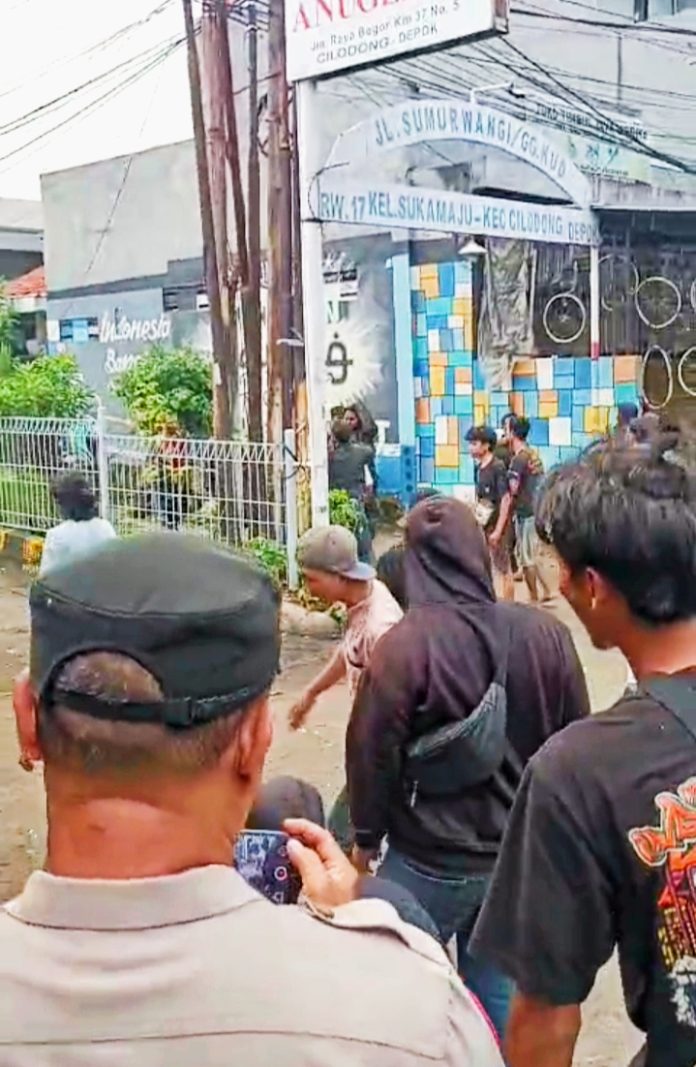 Keributan persis depan kantor Debt kolektor, ormas serta melibatkan warga yang geram pada konflik keributan yang kerap terjadi.