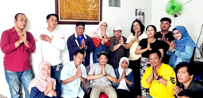 Sesi foto bersama dalam kebersamaan jajaran DPD SWI kota Depok. (ist)