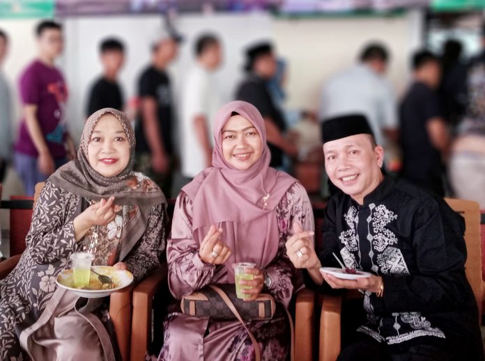 Hj. Juanah Sarmili (Anggota Dewan DPRD kota Depok-kiri), Dra. Nelda Purnadia Wardhani (Lurah Mekarjaya-tengah), Abdul Rojak (Ayah Ayu timg ting-kanan), sesi foto bersama di acara Halbil. (dok. Pikiranrakyat.org/Roni)