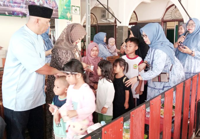 (kiri), ketua Rt 06, Rasmal A Sikbang, Lurah Mekarjaya, Dra. Nelda Purnadia Wardhani, saat penyampaian di Halbil RT 06 / RW 01. (dok. Pikiranrakyat.org/Roni)