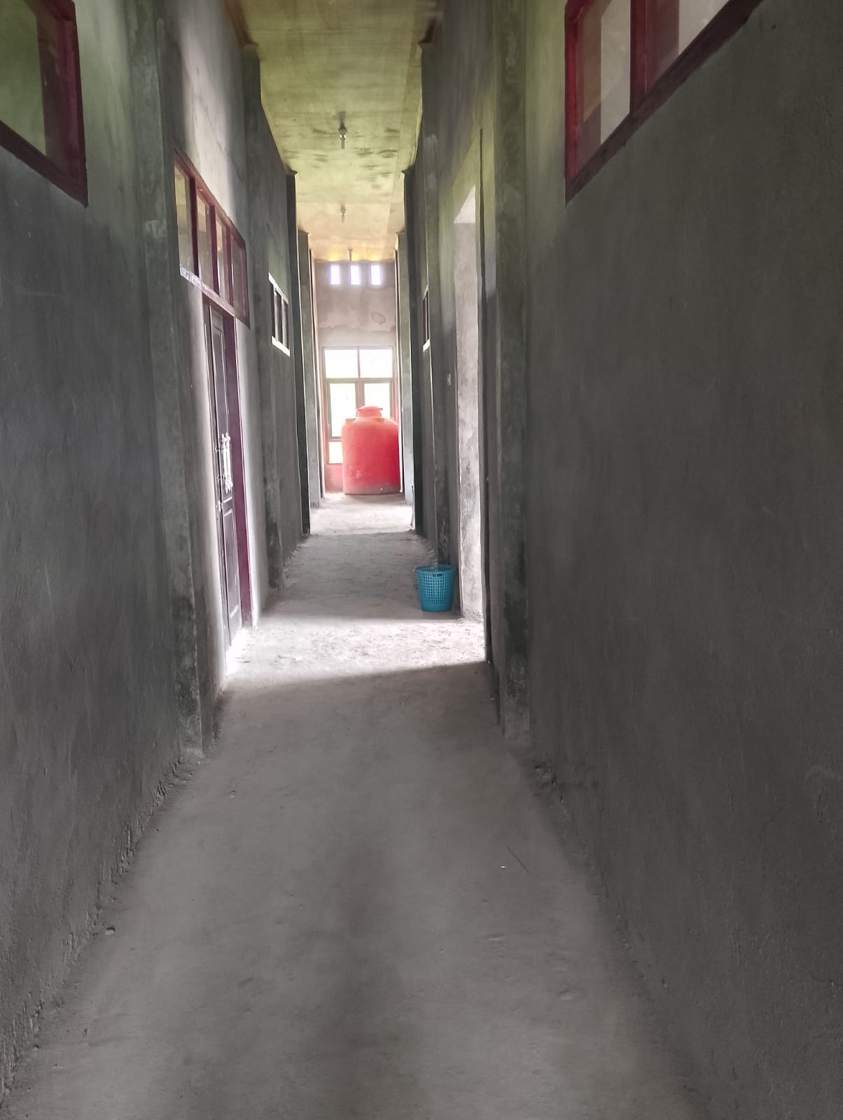 Bagian dalam Kantor Kecamatan Lilialy, khususnya dinding yang terlihat kasar.