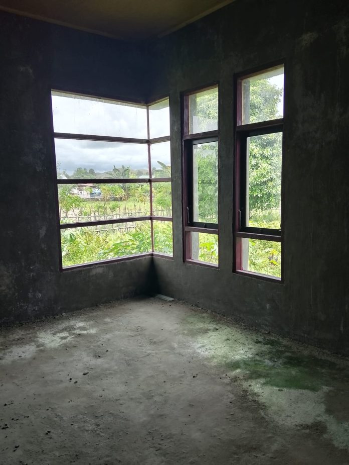Bagian dalam ruangan kantor Camat Liliyali, Kabupaten Buru.