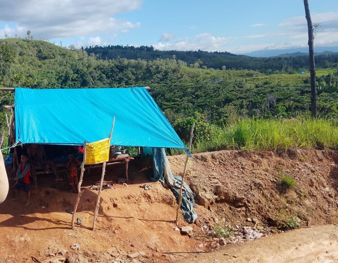 Ket foto: Pos palang , penagihan uang dari pejalan kaki maupun tukang ojek di arealTambang Emas Gunung Botak Kabupaten Buru, Maluku. (dok. Pikiranrakyat.org/Ekdar Tella)