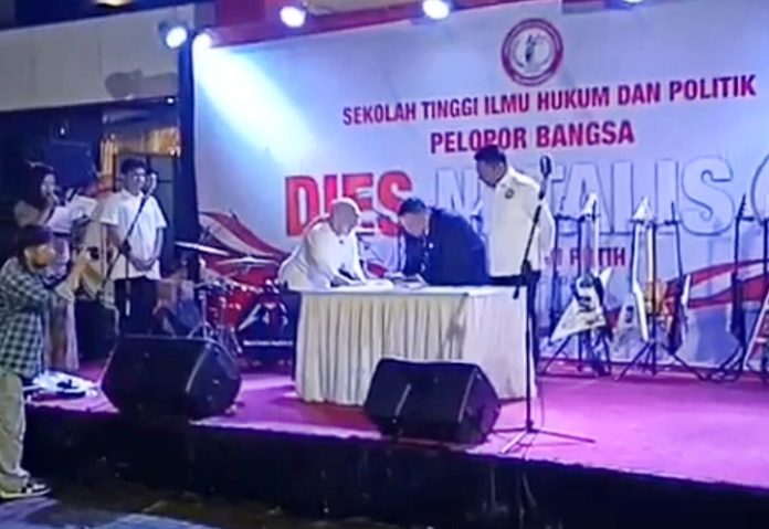 Ketua DPC PERADI kota Depok, DR (c) Muhammad Razali Siregar, S.H., M.H., saat penandatanganan MoU. (ist)