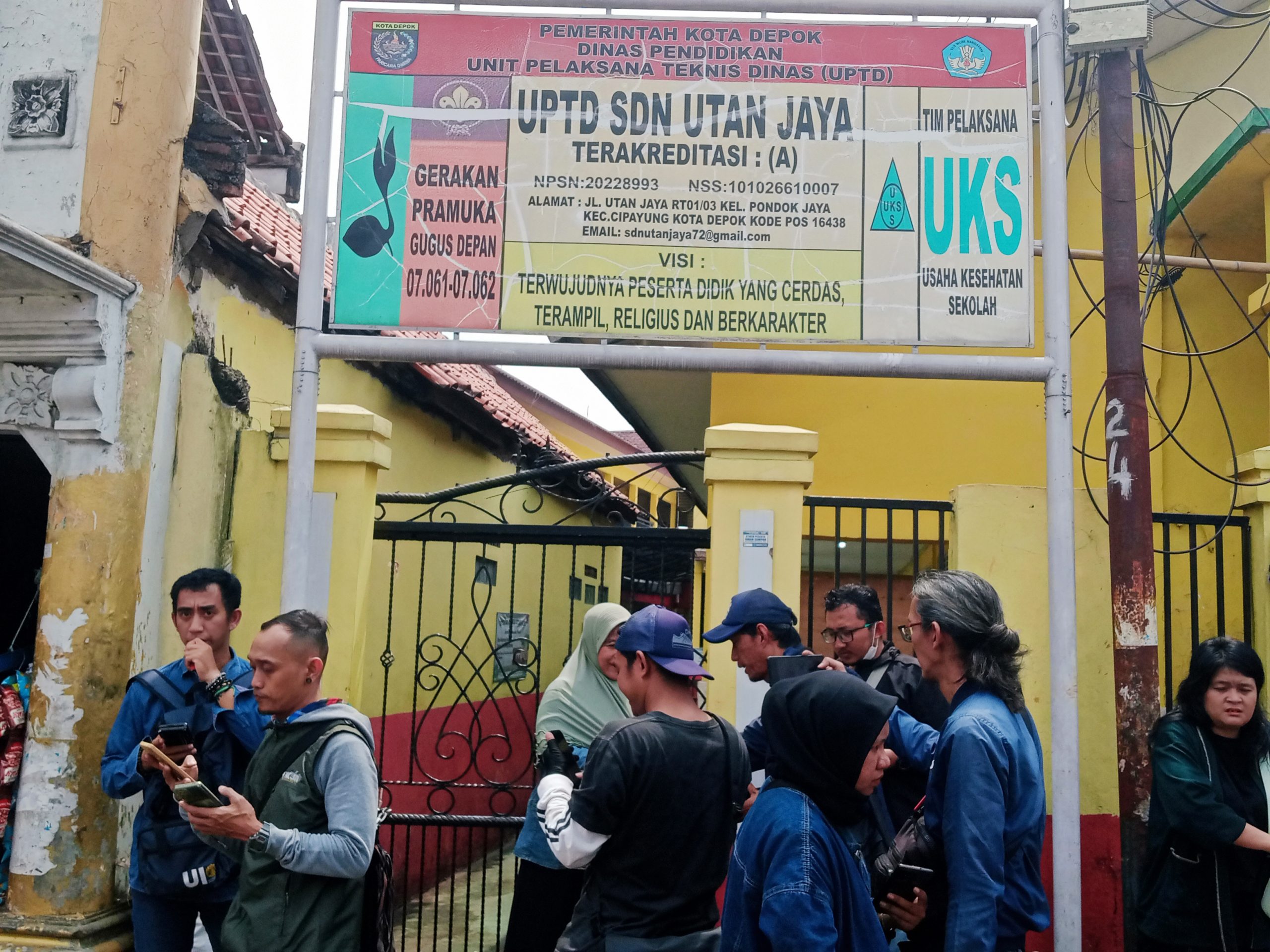 Tampak dari depan gedung SDN Utan Jaya, yang kondisinya saat ini disegel yang berdampak kelompok belajar mengajar terhenti dan siswa akan melakukan ujian. (dok. Pikiranrakyat.org)