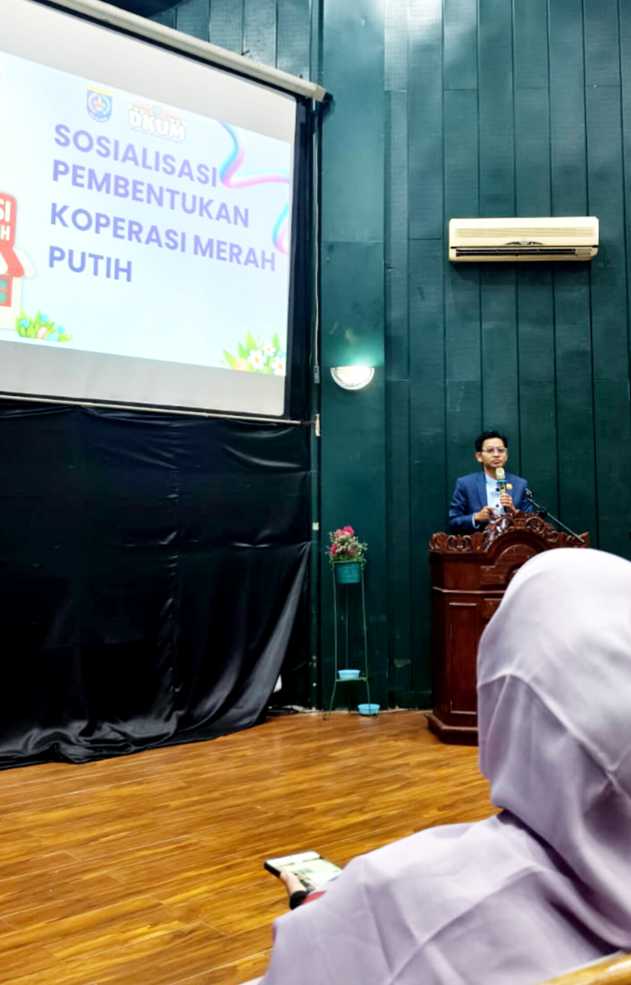 Deny Kartika saat penyampaian di acara, DKUM Depok dalam acara sosialisasi Pembentukan koperasi merah putih dihadapan seluruh camat, lurah dan LPM, PKK, sekota depok. (ist)