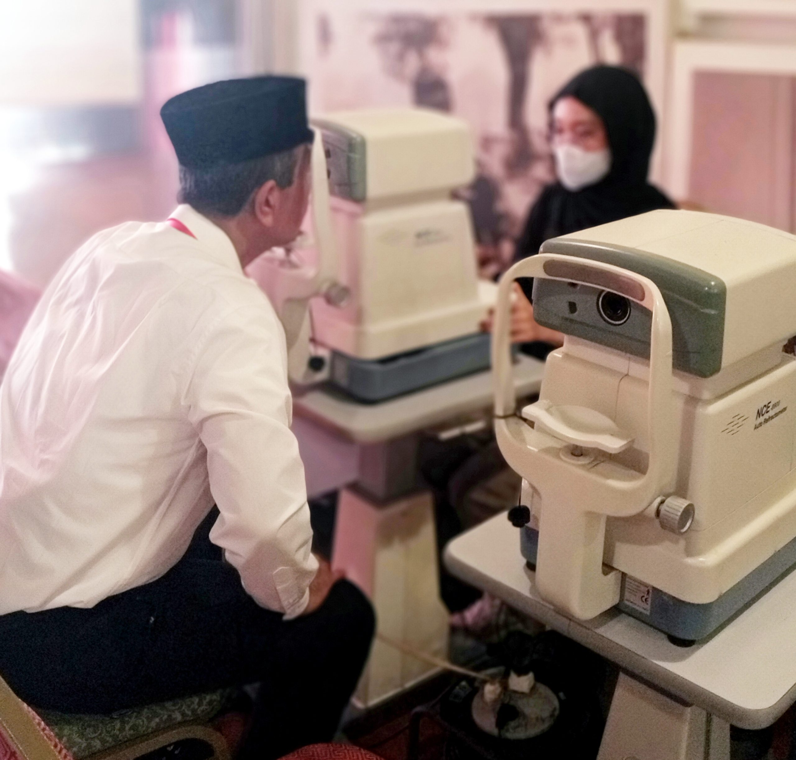 Binton Jhonson Nadapdap, saat turut memeriksa mata.