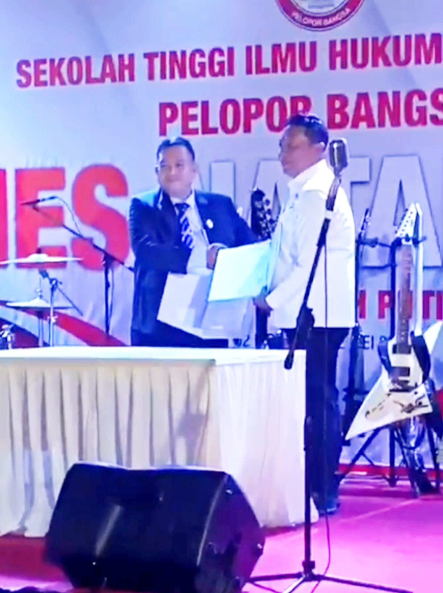 Ketua DPC PERADI kota Depok, DR (c) Muhammad Razali Siregar, S.H., M.H., bersama Ketua Yayasan Cipta Karya Bangsa, Amar Ma'ruf, usai penandatanganan MoU. (ist)