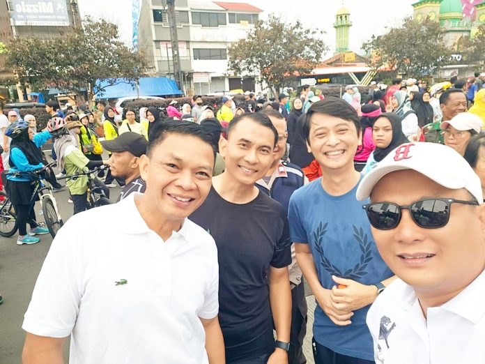 Kapolres Metro Depok, Kombes Pol Abdul Waras (kiri), saat bersama Dandim 0508 dan Ketua Komisi DPRD kota Depok F-Gerindra, di CFD perdana kota Depok. (ist)