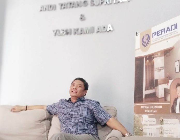 Praktisi Hukum, Andi Tatang Supriyadi, saat ditemui di kantor bantuan hukum nya, Kamis, (8/5/2025). (dok. Pikiranrakyat.org/Roni)
