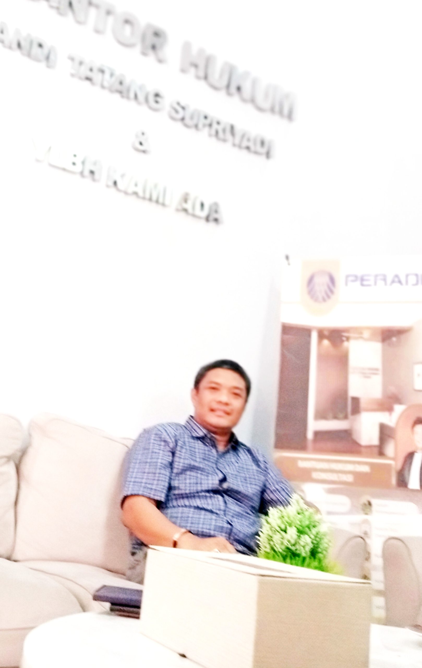 Praktisi Hukum, Andi Tatang Supriyadi, saat ditemui di kantor bantuan hukum nya, Kamis, (8/5/2025). (dok. Pikiranrakyat.org/Roni)