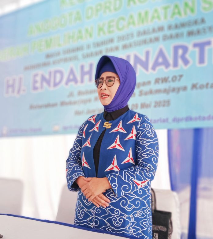 Anggota DPRD kota Depok, Hj. Endah Winarti, saat menggelar Reses sidang II, di Kelurahan Mekarjaya Kecamatan Sukmajaya, kota Depok. (dok. Pikiranrakyat.org/Roni)