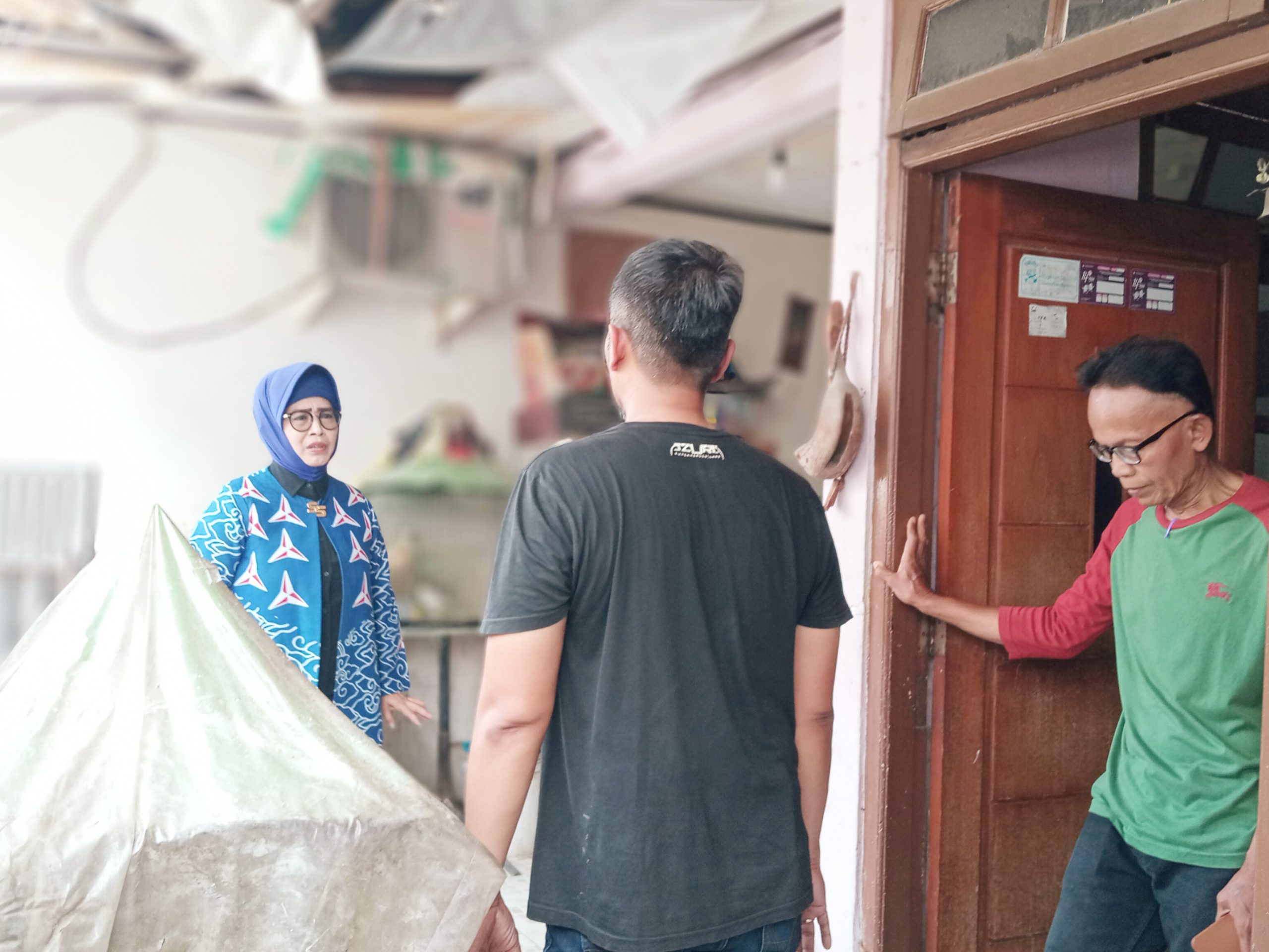Anggota DPRD kota Depok Fraksi Demokrat, Hj. Endah Winarti, SH, saat peninjauan ke rumah warga yang atapnya ambruk didampingi oleh Ketua RW 07, Chodel. (dok. Pikiranrakyat.org/Roni)