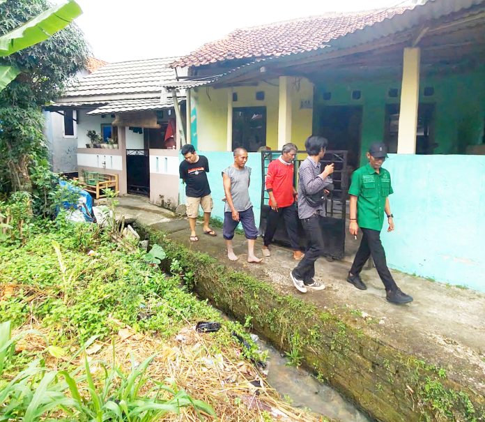 Anggota DPRD kota Depok Komisi D, Siswanto, saat peninjauan terkait laporan warga RT 01 RW 08, soal buruknya tata lingkungan saluran air. (IST)