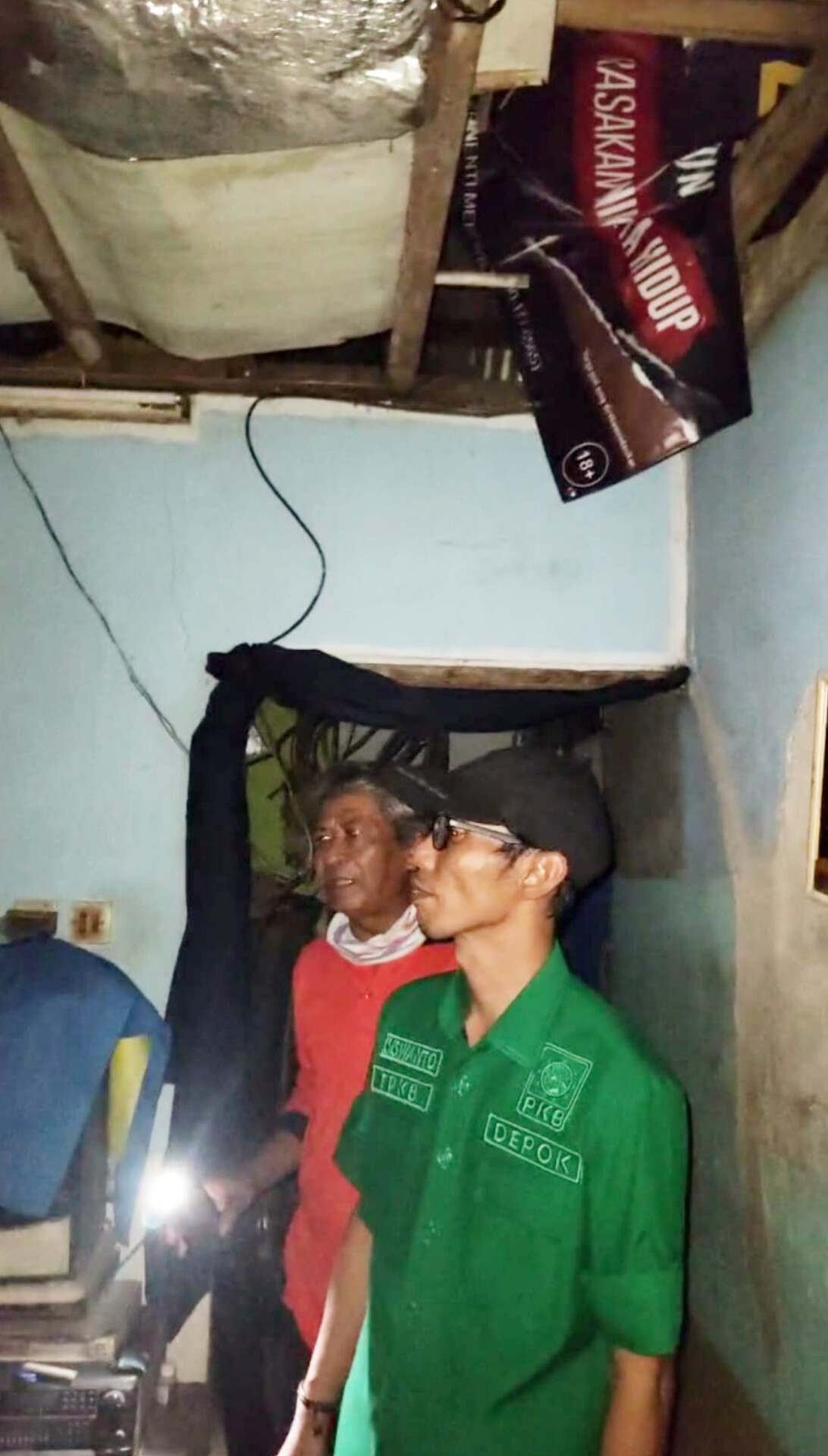 Anggota DPRD kota Depok Komisi D, Siswanto, saat peninjauan terkait rumah warga yang terdampak akibat puting beliung beberapa waktu lalu. (IST)